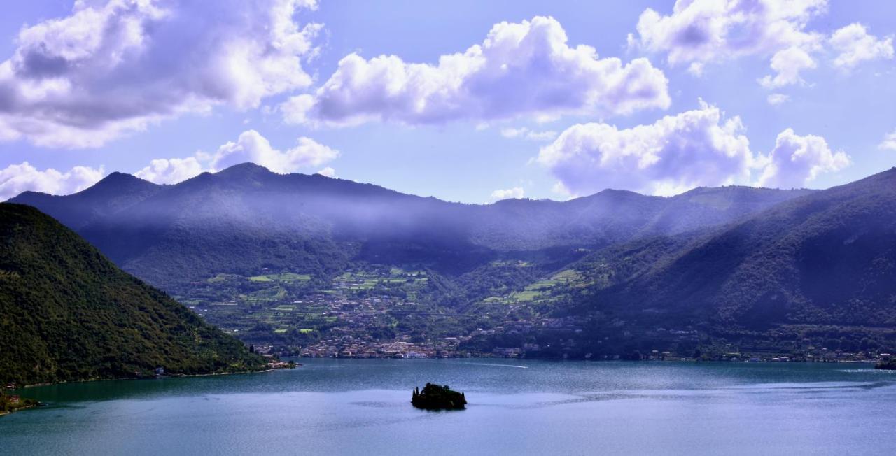 Italian Vacation Homes - La Petite Maison Du Lac Tavernola Bergamasca Bagian luar foto