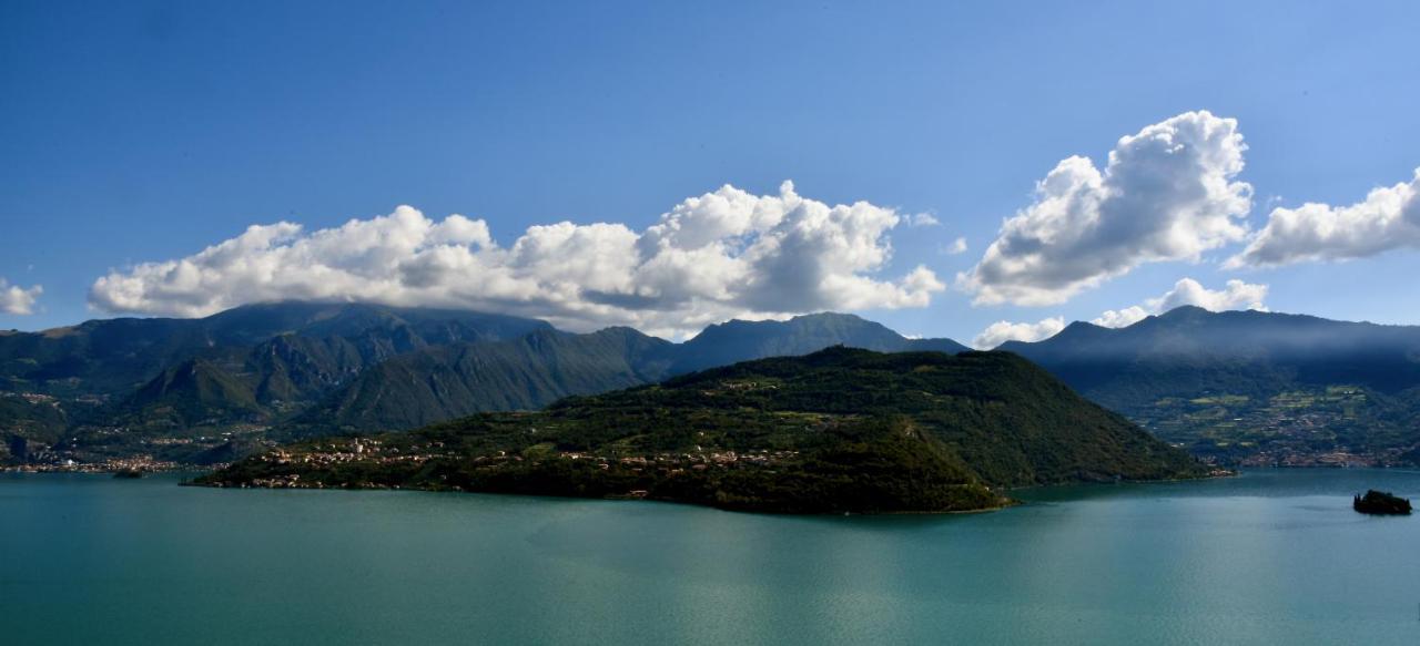 Italian Vacation Homes - La Petite Maison Du Lac Tavernola Bergamasca Bagian luar foto